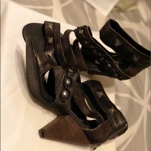 STEVE MADDEN SANDALS WITH A BLOCK HEEL